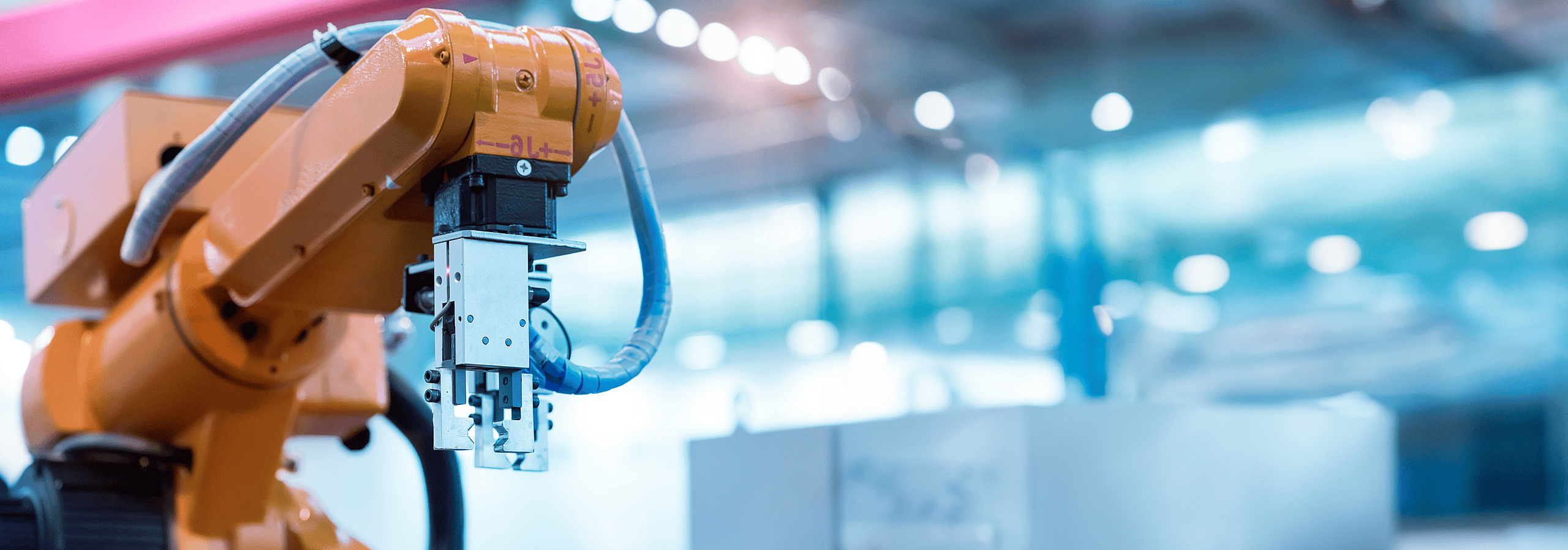 Meerdere verschillende gekleurde compressoren op een rij, die grenke's ondersteuning voor bedrijven met diverse compressorlease-opties via partners weergeven.